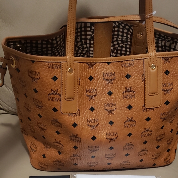 MCM Liz Reversible Medium Tote-Reversible to Geometric Pattern on Inside - Picture 5 of 11